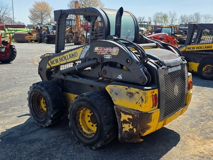 2013-new-holland-l220-image-3