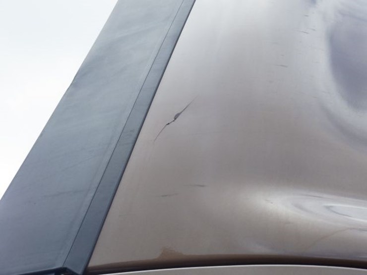 2023-volvo-vnl300-image-4