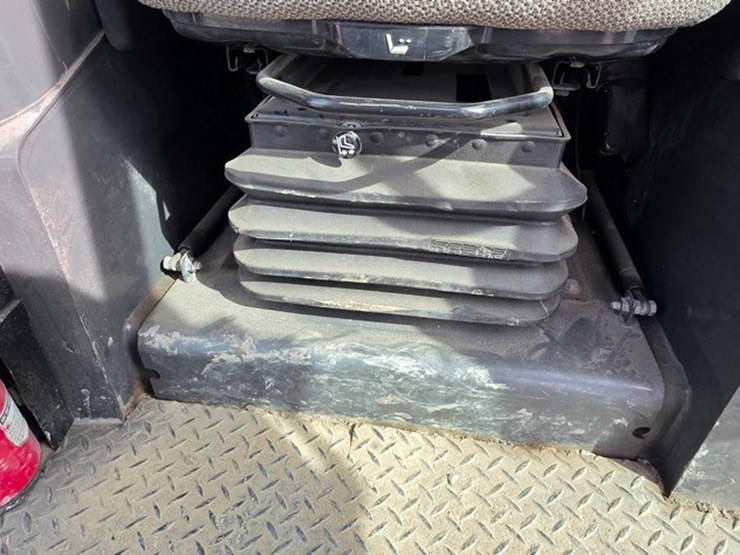 2016-case-750m-lgp-image-64