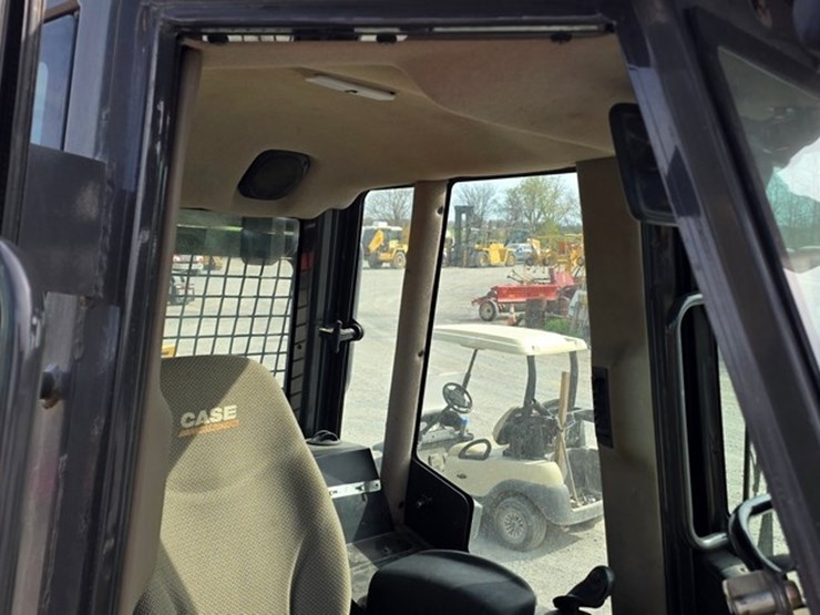 2016-case-750m-lgp-image-60