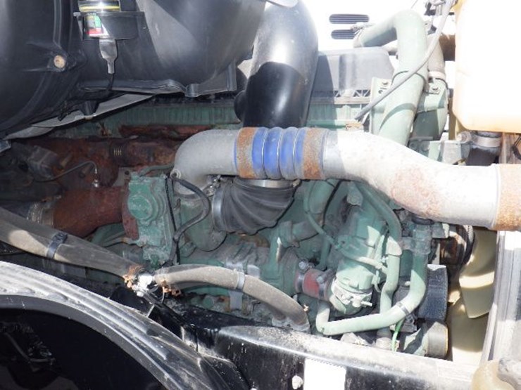 2018-volvo-vnl300-image-23