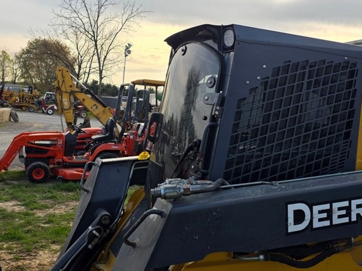 2014-deere-326e-image-31