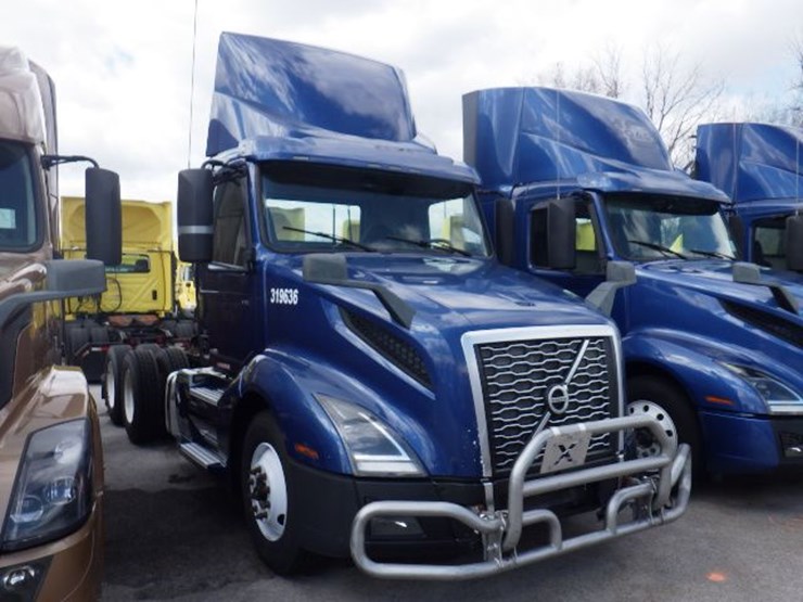 2019-volvo-vnl300-image-4
