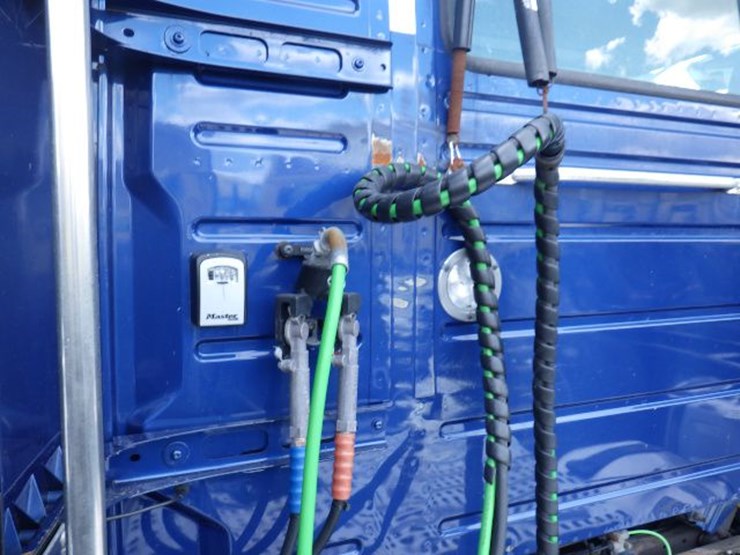 2020-volvo-vnl300-image-16