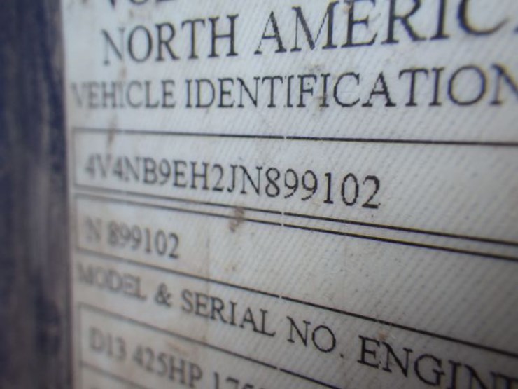 2018-volvo-vnl300-image-17