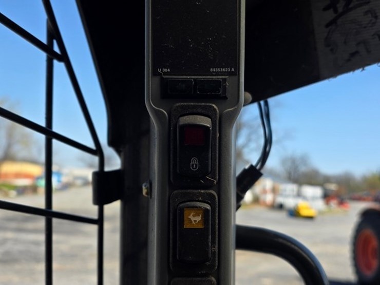 2013-new-holland-l220-image-42