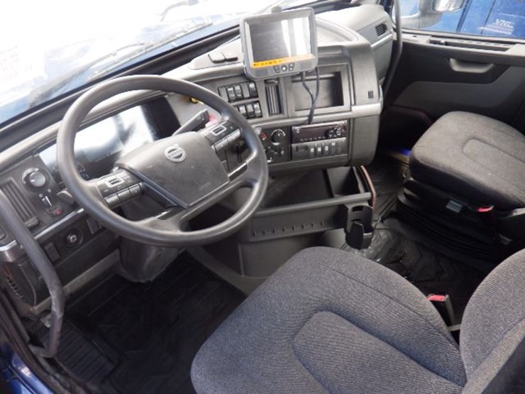 2020-volvo-vnl300-image-15