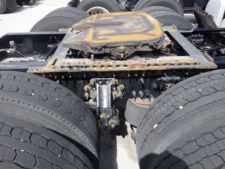 2019-volvo-vnl300-image-5