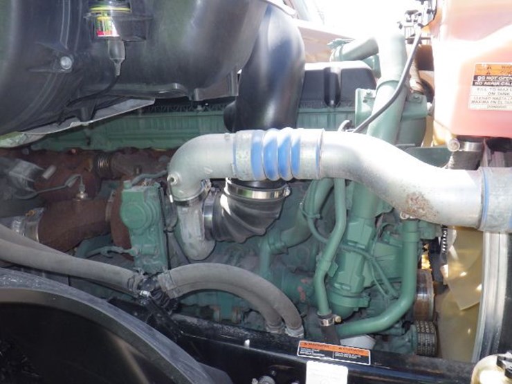 2022-volvo-vnl300-image-25