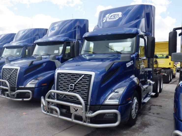 2020-volvo-vnl300-image-1