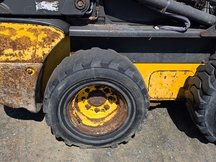 2013-new-holland-l220-image-11