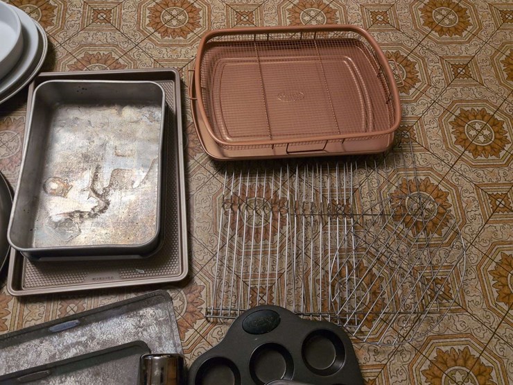 assorted-kitchenware:-baking-pans,-dishes,-and-stanley-thermos-image-4