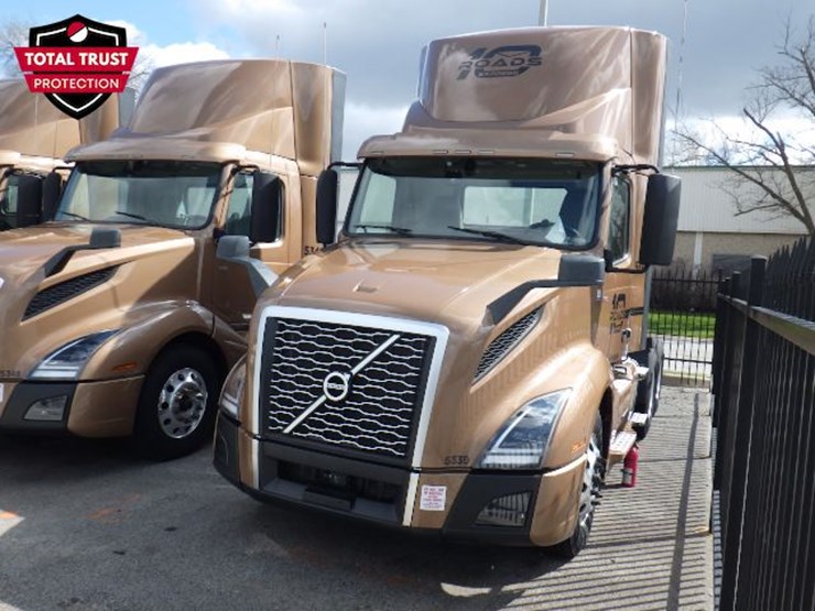 2023-volvo-vnl300-image-1