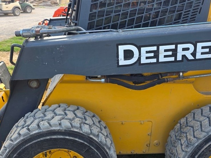 2014-deere-326e-image-27