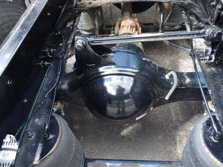 2022-volvo-vnl300-image-11