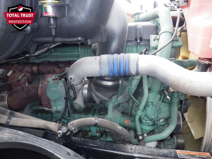 2023-volvo-vnl300-image-21