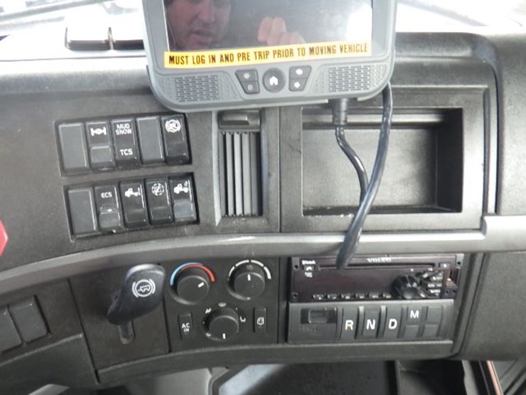 2020-volvo-vnl300-image-17