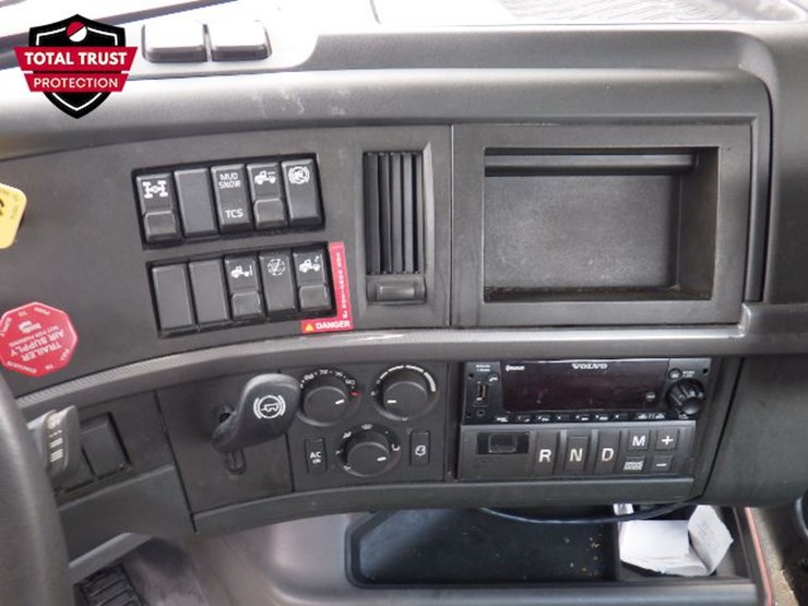 2023-volvo-vnl300-image-14