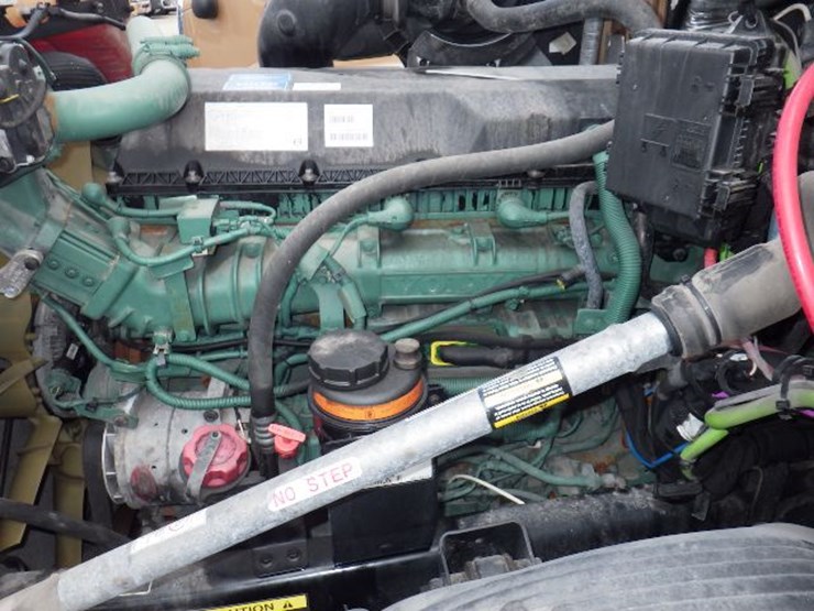 2023-volvo-vnl300-image-22