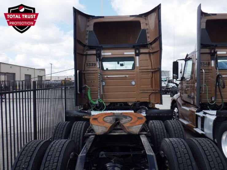 2023-volvo-vnl300-image-8