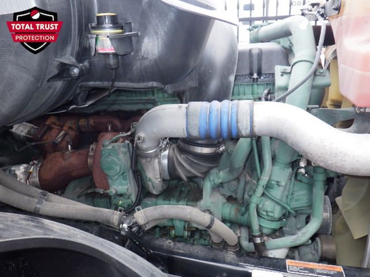 2023-volvo-vnl300-image-20