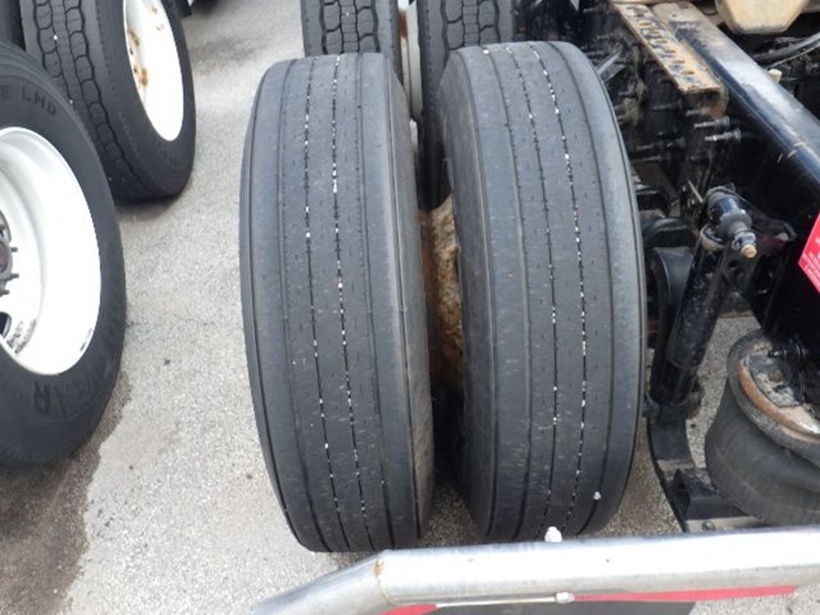 2019-volvo-vnl300-image-15