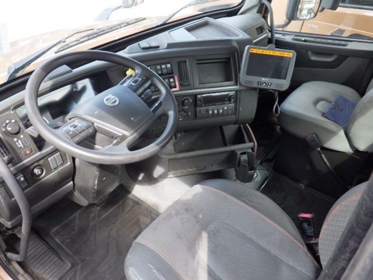 2022-volvo-vnl300-image-16