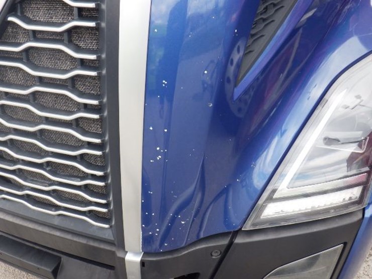 2020-volvo-vnl300-image-3