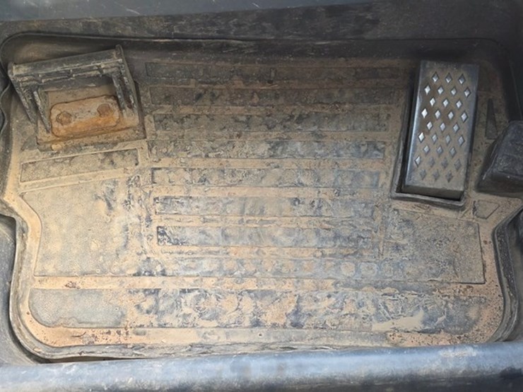 2014-deere-326e-image-50