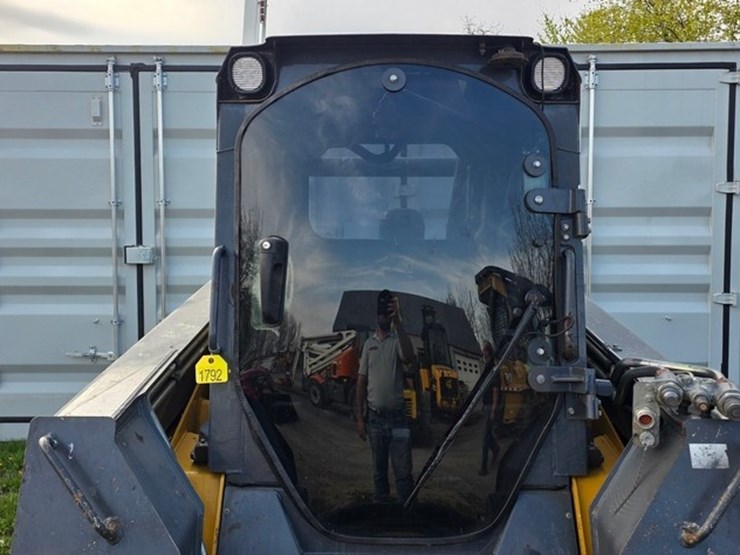 2014-deere-326e-image-37