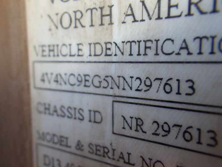 2022-volvo-vnl300-image-20