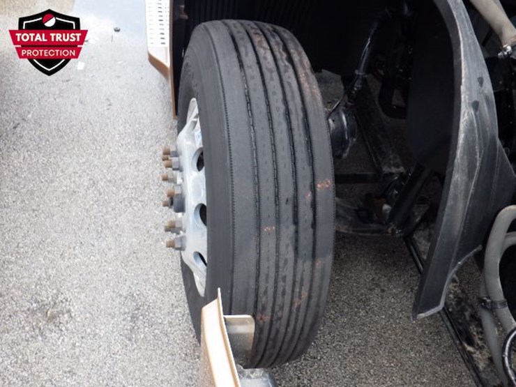 2023-volvo-vnl300-image-20