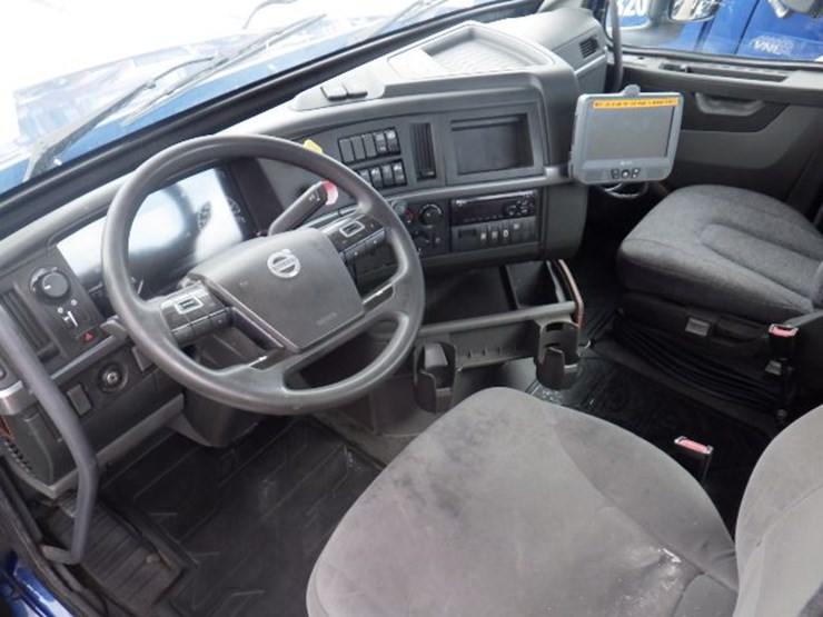 2020-volvo-vnl300-image-17