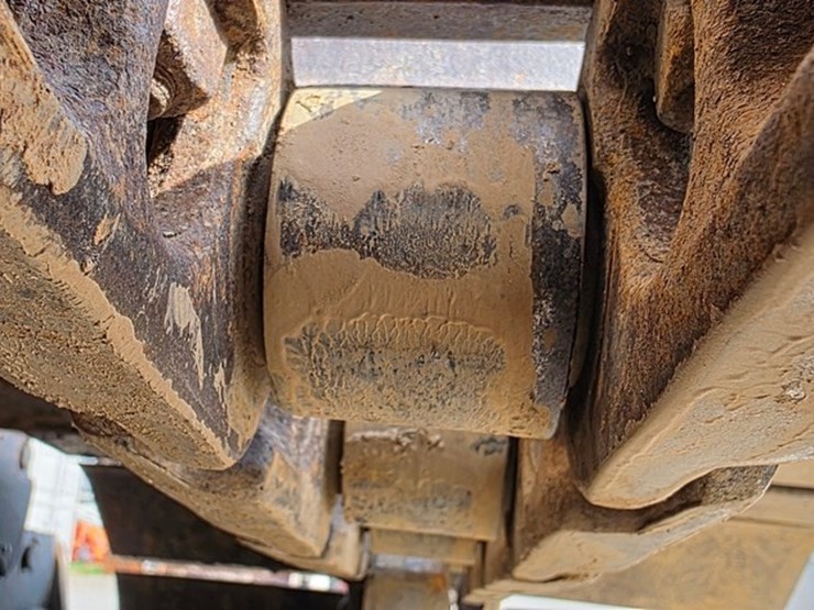 2016-case-750m-lgp-image-23