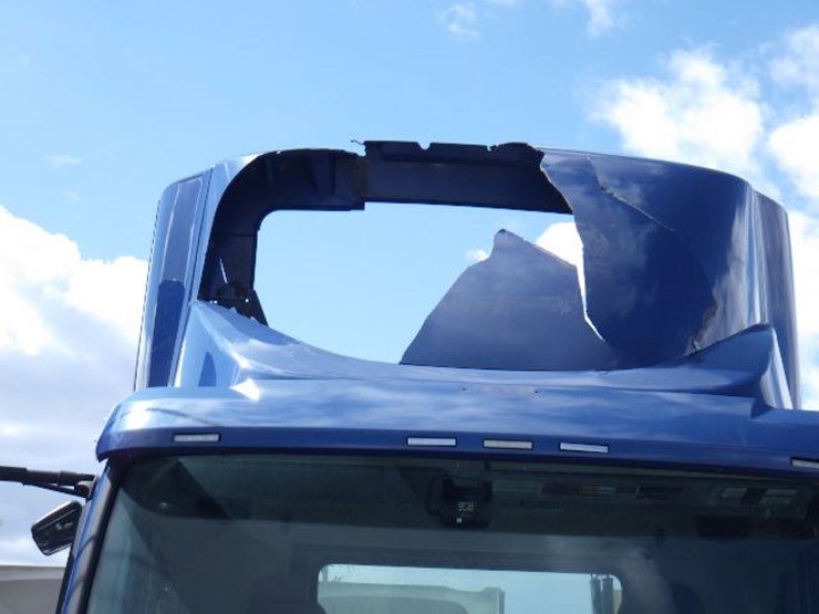 2018-volvo-vnl300-image-3