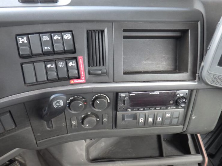 2022-volvo-vnl300-image-18