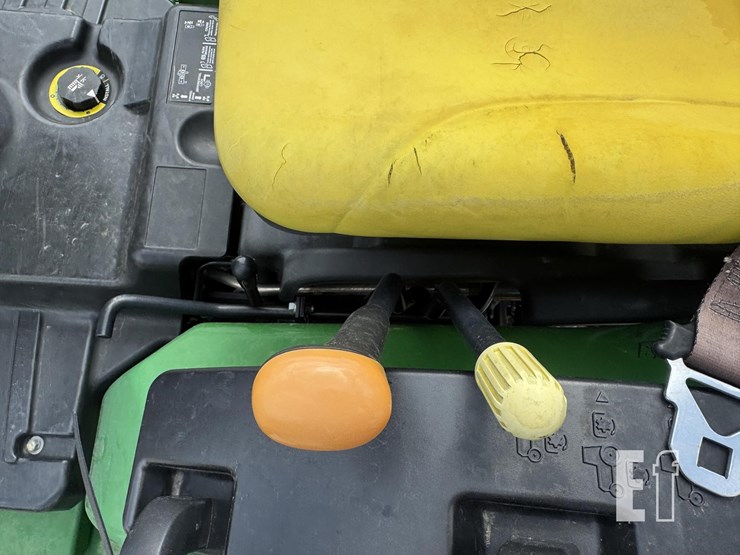 2025-john-deere-2025r-image-12