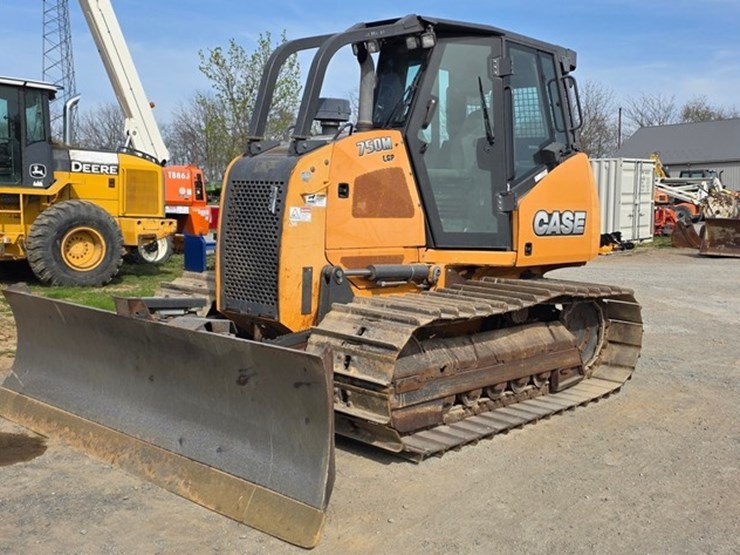 2016-case-750m-lgp-image-1