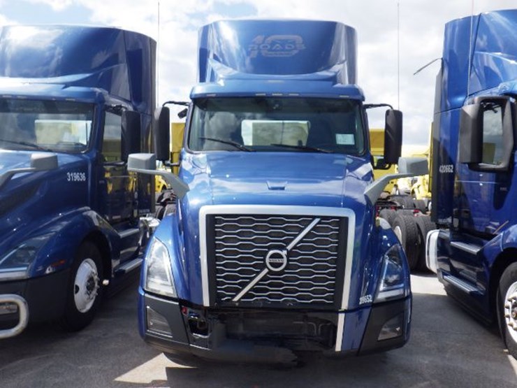 2019-volvo-vnl300-image-2