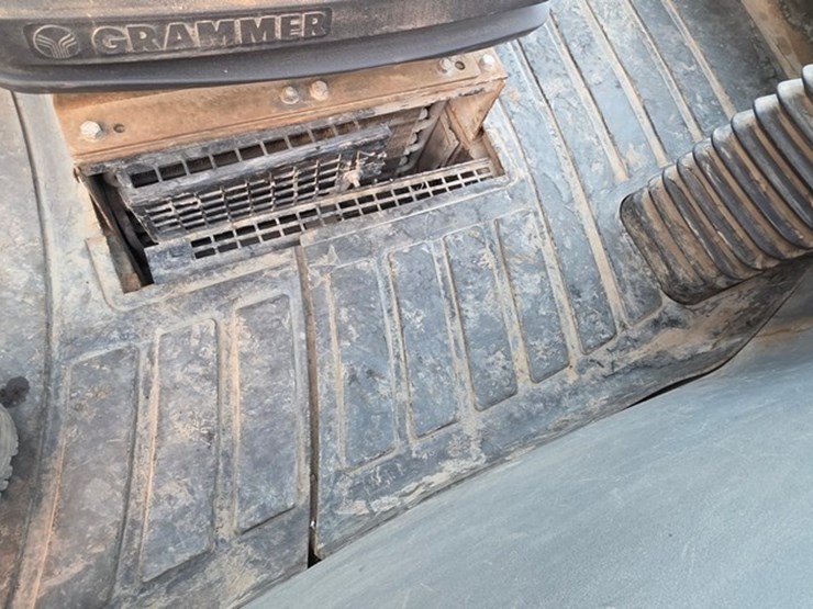 2009-new-holland-b95b-image-64