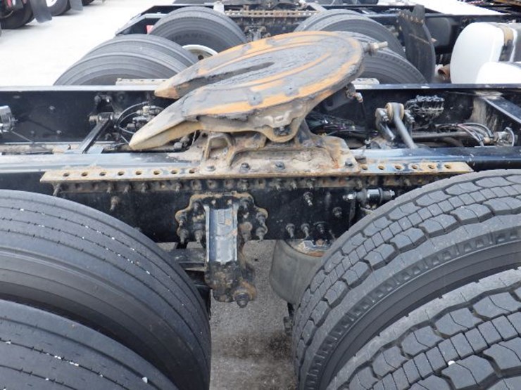 2019-volvo-vnl300-image-8