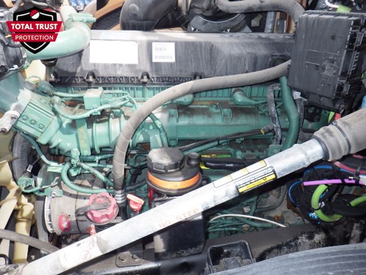 2023-volvo-vnl300-image-17