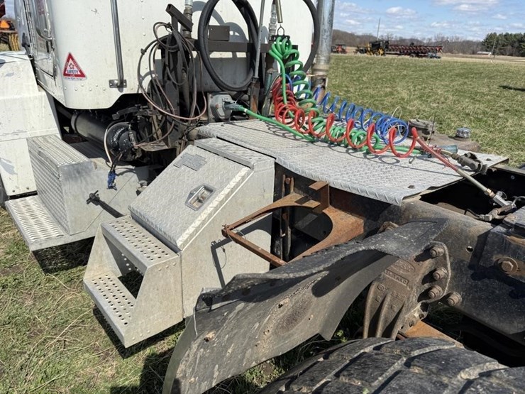 1996-peterbilt-385-image-13