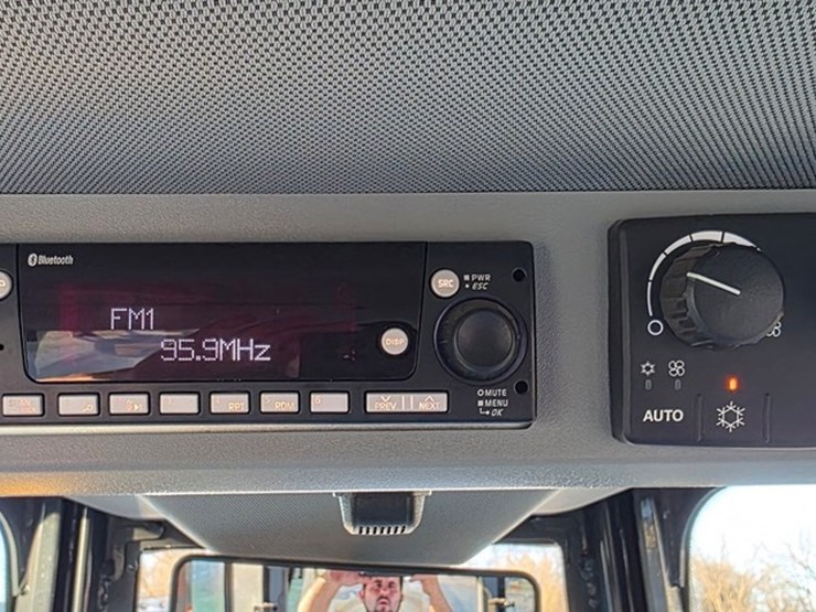 2023-deere-550-lgp-image-81