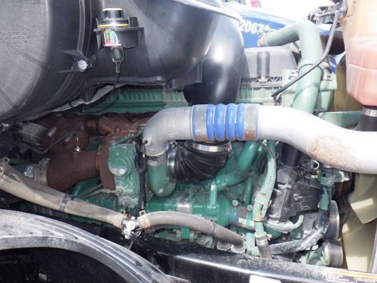 2020-volvo-vnl300-image-23