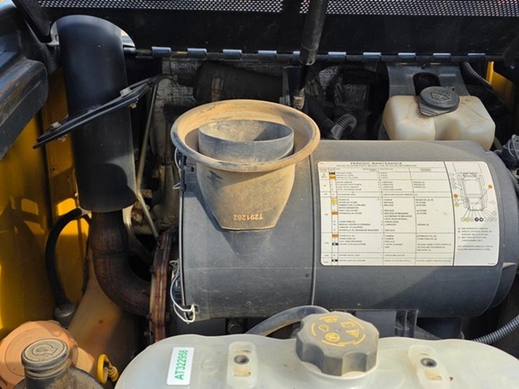 2014-deere-326e-image-39