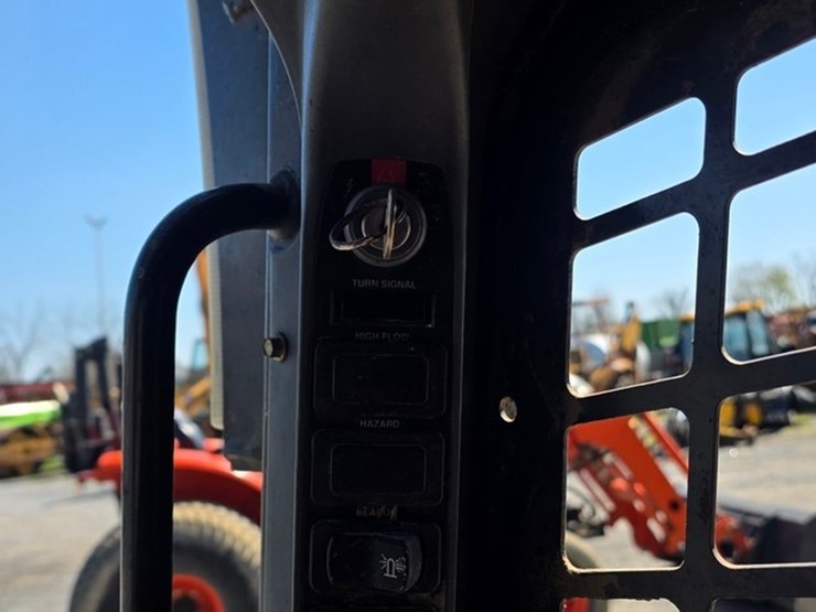 new-holland-l175-image-45