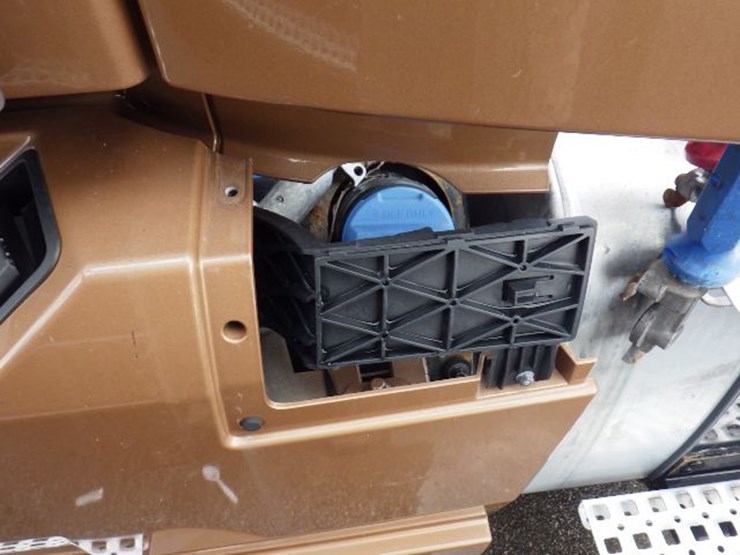 2023-volvo-vnl300-image-16