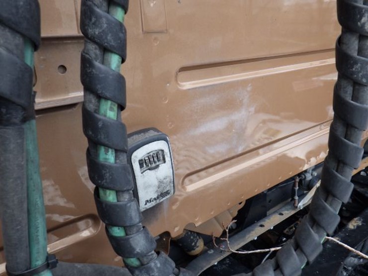 2023-volvo-vnl300-image-14