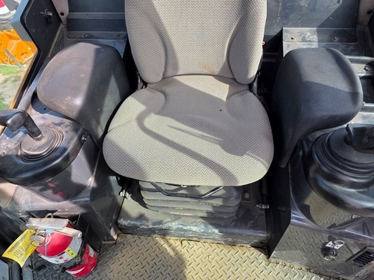 2016-case-750m-lgp-image-65